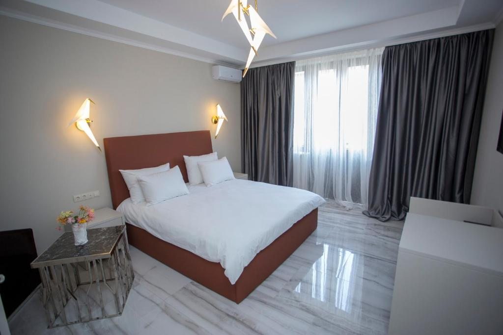 Двухместный (Улучшенный номер с кроватью размера «queen-size») отеля Downtown Hotel, Батуми