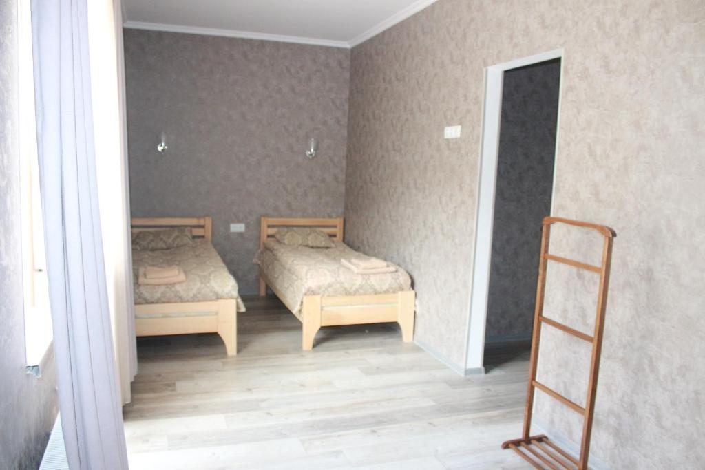Трехместный (Трехместный номер с собственной ванной комнатой) отеля Hotel Gergeti, Степанцминда
