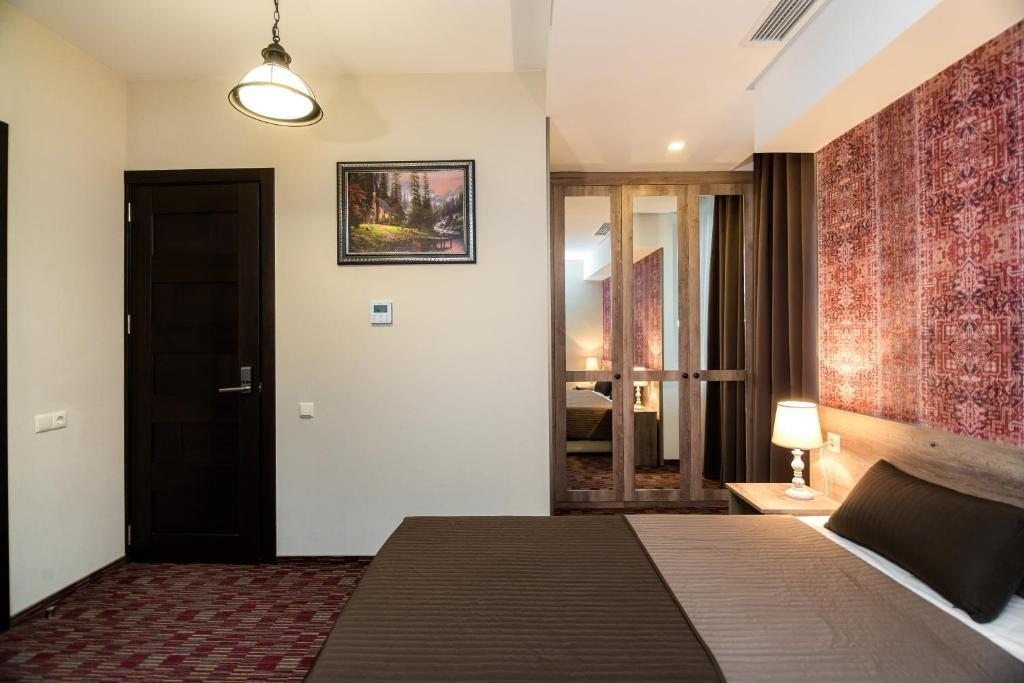 Двухместный (Улучшенный двухместный номер с 1 кроватью или 2 отдельными кроватями, вид на город) отеля Old Side Boutique Hotel, Тбилиси