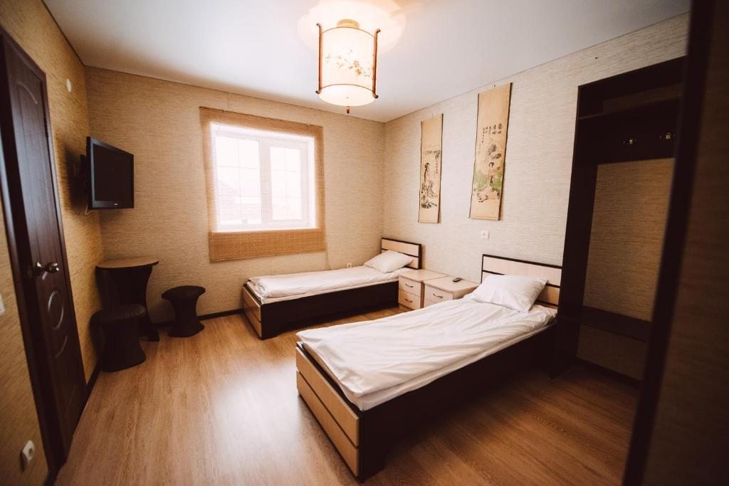 Двухместный (Двухместный номер с 2 отдельными кроватями и душем) гостевого дома Кругосвет на Солнечной, Манжерок