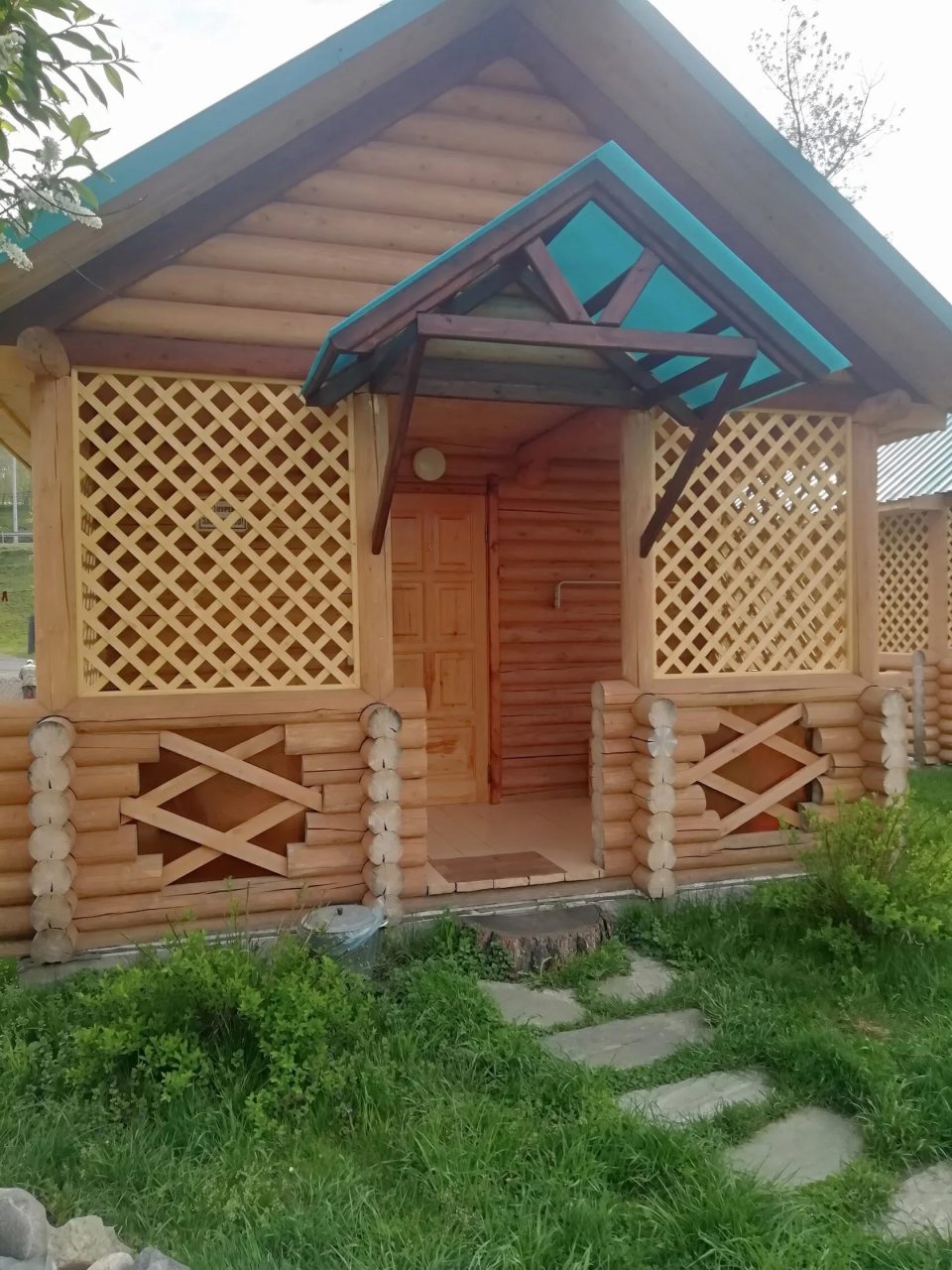 Дом (Кедровые домики), Деревенька на роднике