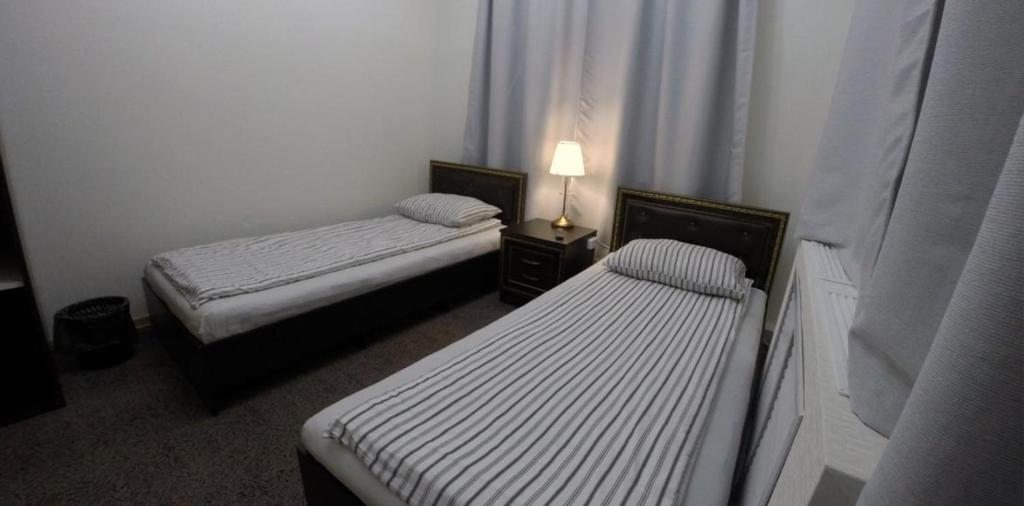 Двухместный (Двухместный номер с 1 кроватью и общей ванной комнатой) семейного отеля Майкоп Сити
