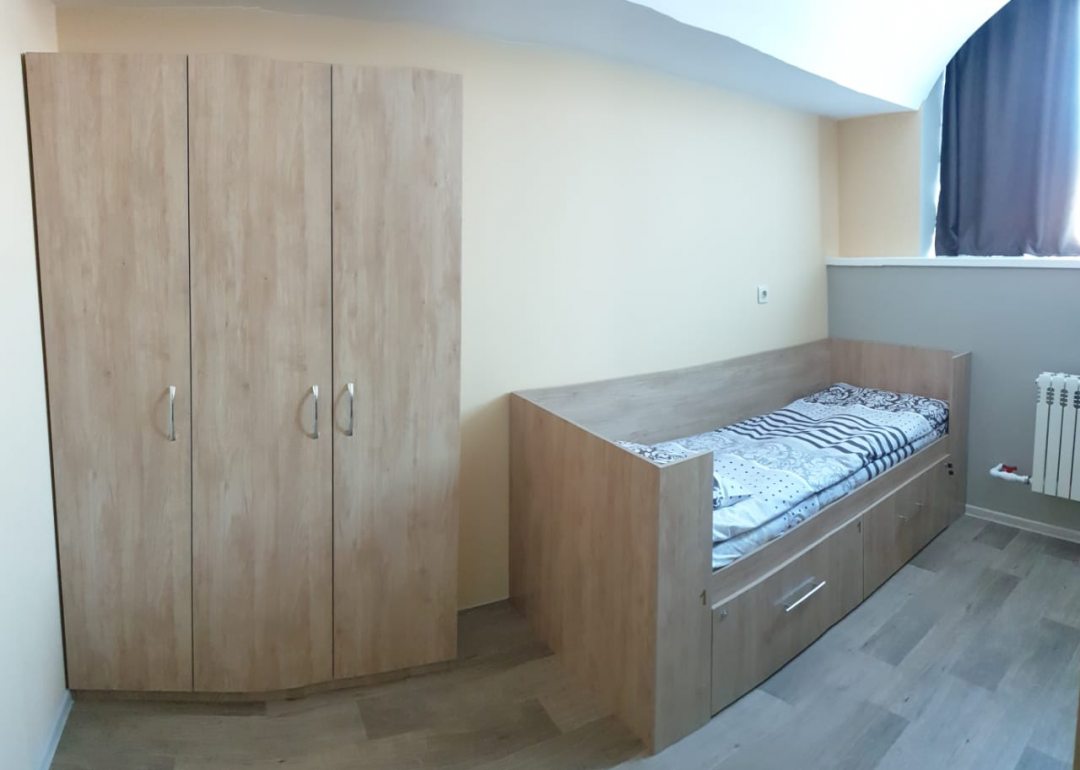 Трёхместный и более (Кровать в общем трехместном номере для мужчин и женщин c 1-ой двухъярусной кроватью и 1-на односпальная кровать) хостела FRIENDS, Петропавловск-Камчатский