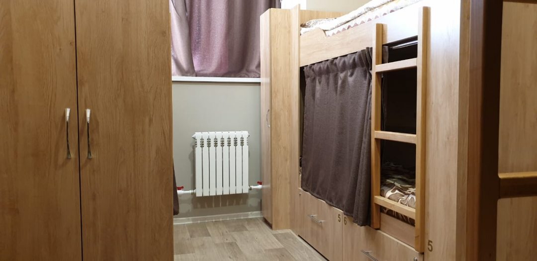 Трёхместный и более (Кровать в общем четырехместном номере для женщин и мужчин -2 двухъярусных кровати) хостела FRIENDS, Петропавловск-Камчатский