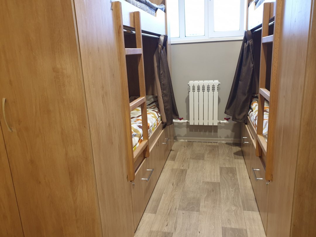 Трёхместный и более (Кровать в общем четырехместном номере для мужчин -2 двухъярусных кровати) хостела FRIENDS, Петропавловск-Камчатский