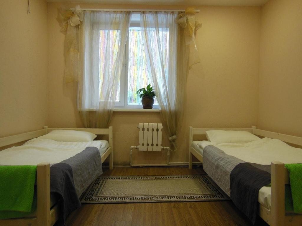 Двухместный (Бюджетный двухместный номер с 2 отдельными кроватями) хостела Kamchatka Wild Tours, Петропавловск-Камчатский
