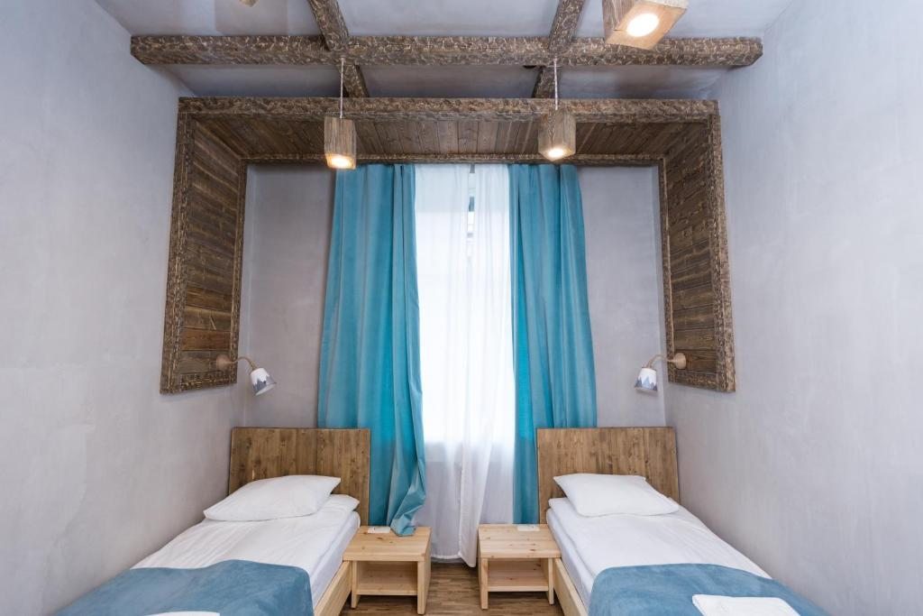 Двухместный (Улучшенный двухместный номер с 2 отдельными кроватями) отеля Три Лыжи, Петропавловск-Камчатский