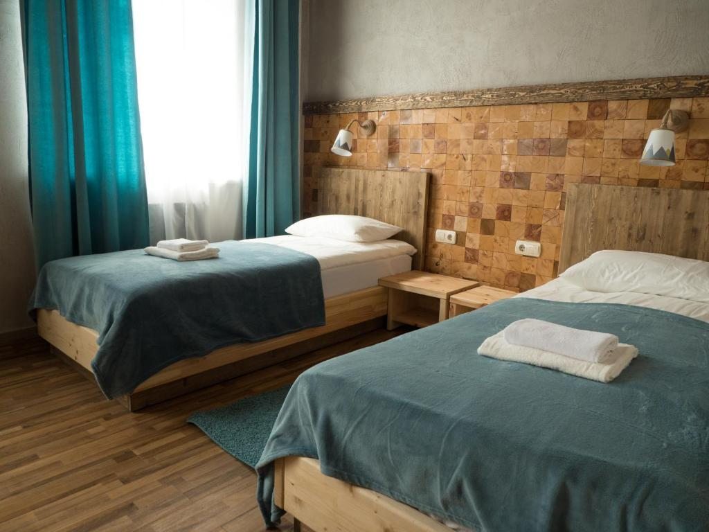 Двухместный (Улучшенный двухместный номер с 2 отдельными кроватями и видом на город) отеля Три Лыжи, Петропавловск-Камчатский
