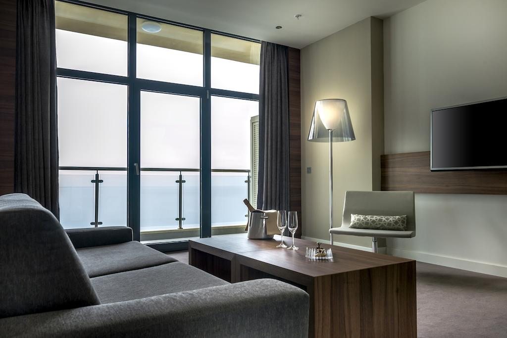 Сьюит (Улучшенный люкс с кроватью размера «king-size» и видом на море (для 2 взрослых)) отеля Pullman Sochi Centre, Сочи
