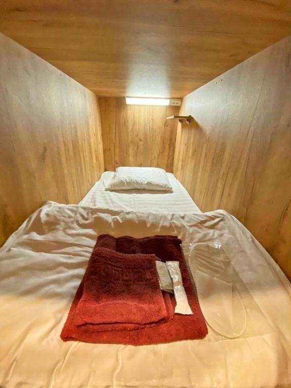 Номер (Кровать в общем номере для мужчин и женщин с 10 кроватями) хостела Chicago, Владивосток