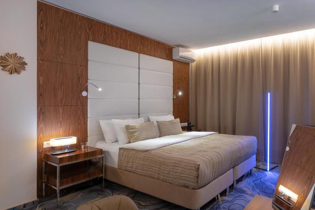Двухместный (Двухместный номер с 1 кроватью или 2 отдельными кроватями, вид на город) отеля V Hotel&Rooftop lounge, Владивосток