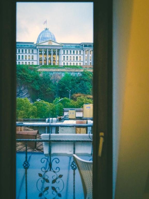 Двухместный (Стандартный двухместный номер с 1 кроватью и балконом) отеля Hotel Opinion, Тбилиси