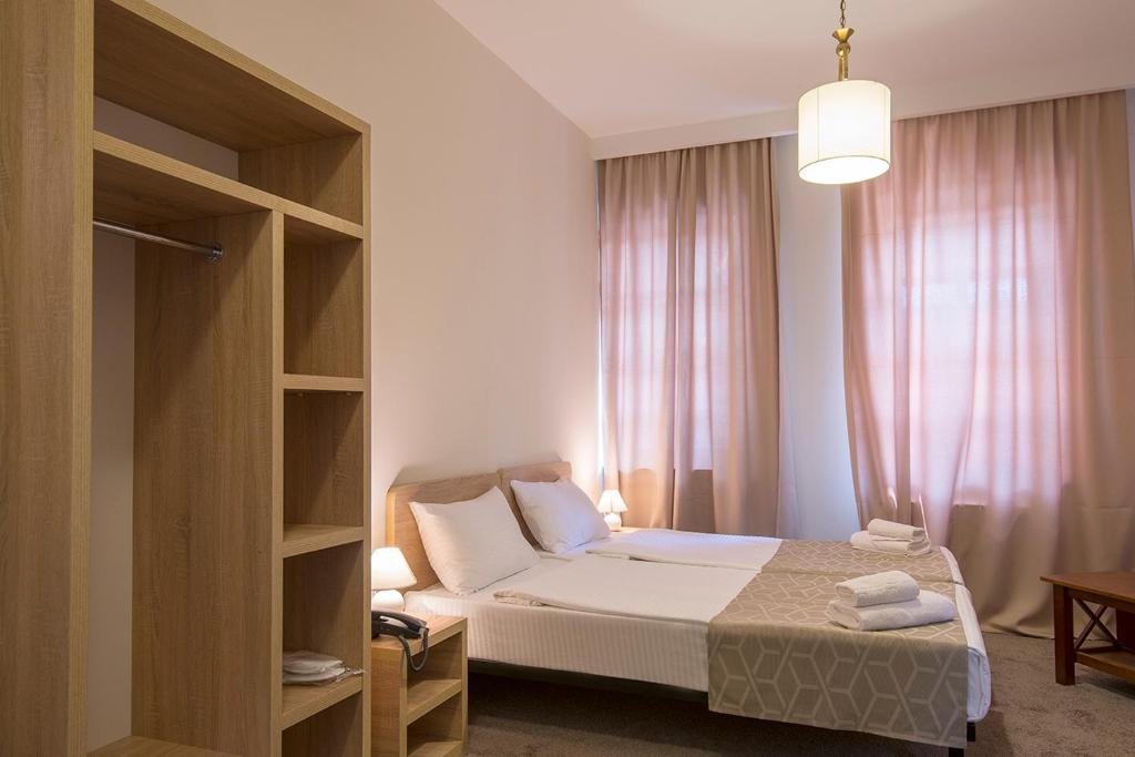 Двухместный (Двухместный номер с 1 кроватью или 2 отдельными кроватями и балконом) отеля Hotel Opinion, Тбилиси
