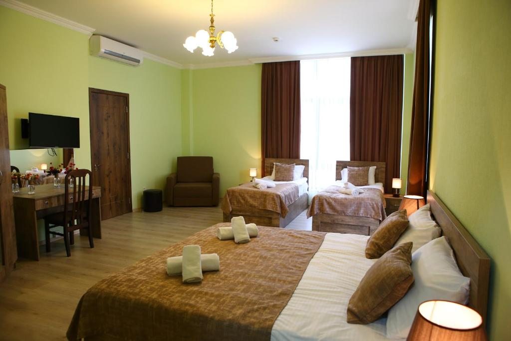 Четырехместный (Четырехместный номер с террасой) отеля Hotel Holiday Villa, Тбилиси