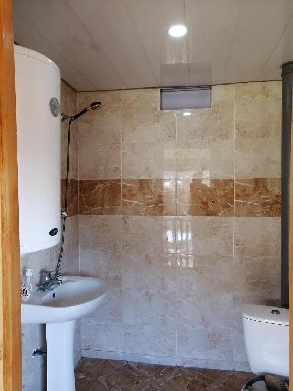 Двухместный (Двухместный номер с 1 кроватью и общей ванной комнатой) гостевого дома Baba nikolozi, Мазери