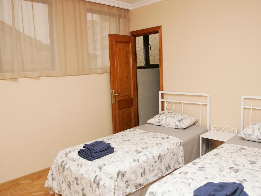 Двухместный (Двухместный номер с 1 кроватью или 2 отдельными кроватями и ванной комнатой) гостевого дома Two Towers Guest House, Кутаиси