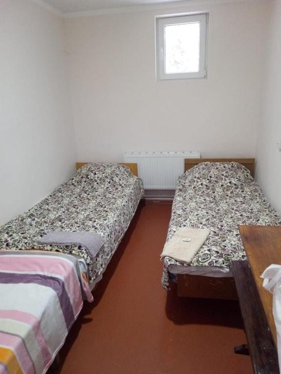 Двухместный (Бюджетный двухместный номер с 2 отдельными кроватями) хостела TAULU Hostel, Терскол
