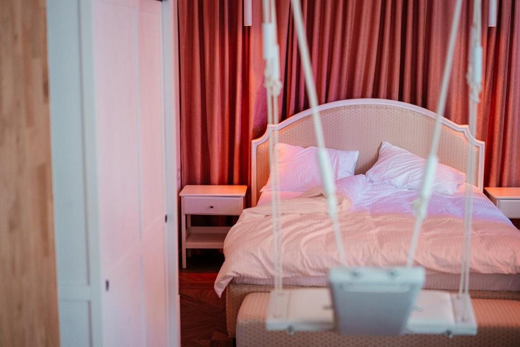 Двухместный (Улучшенный номер с кроватью размера «king-size») отеля Ловин, Сургут