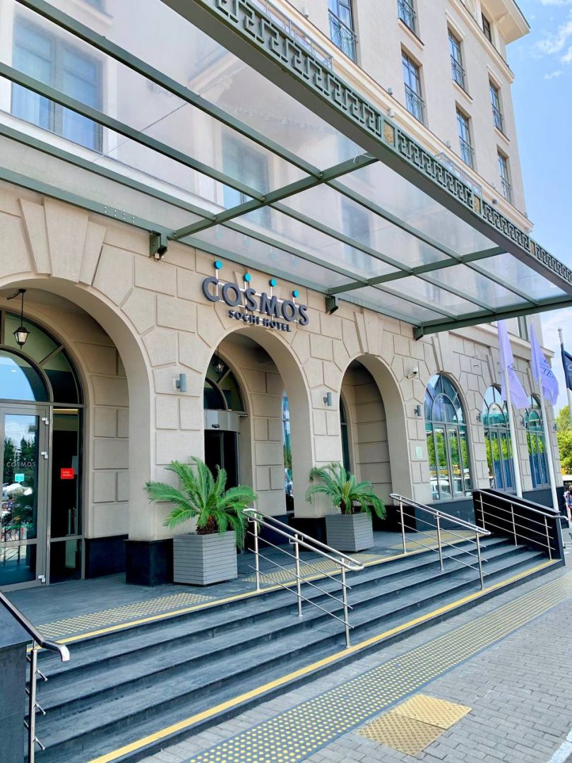 Главный вход в гостиницу Cosmos 4*, Сочи. Гостиница Cosmos Sochi Hotel