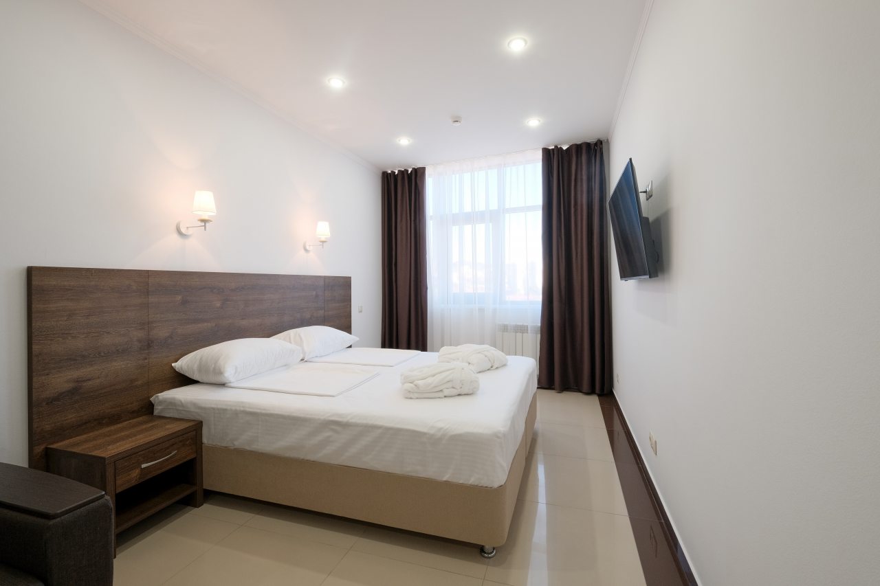 Двухместный (Улучшенный двухместный номер с 1 кроватью или 2 отдельными кроватями, вид на город) апарт-отеля Ривьера Парк, Сочи