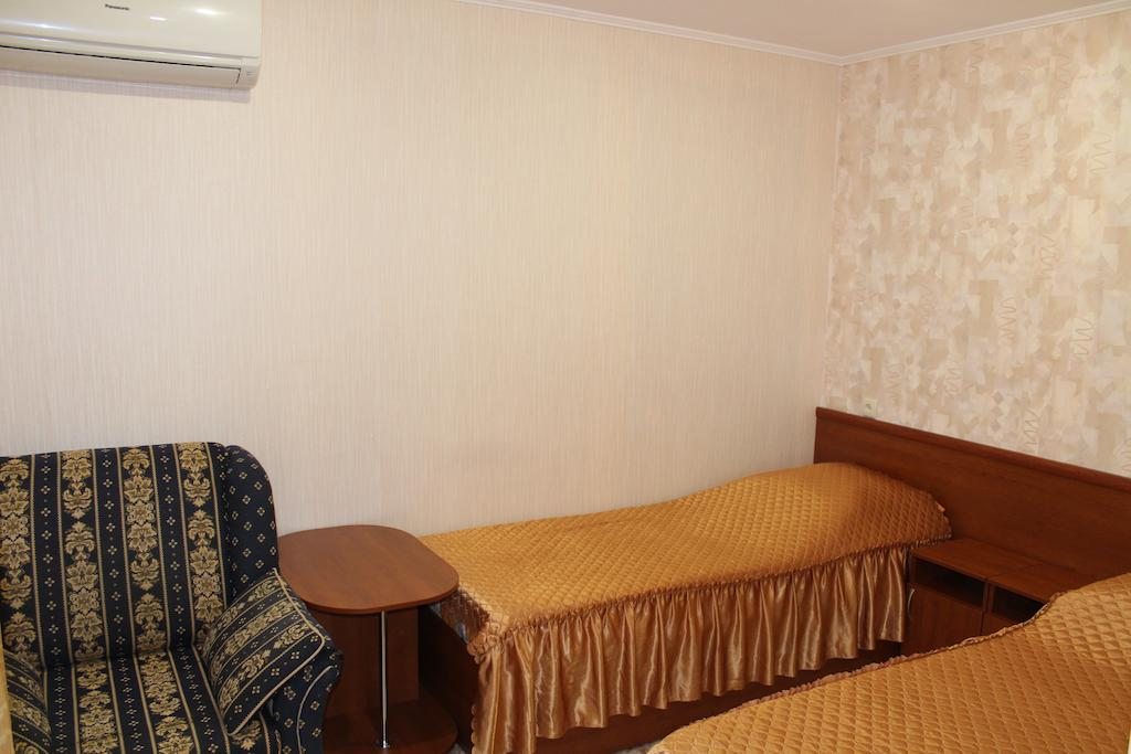 Трехместный (Стандартный трехместный номер) гостевого дома Самотлор, Лазаревское