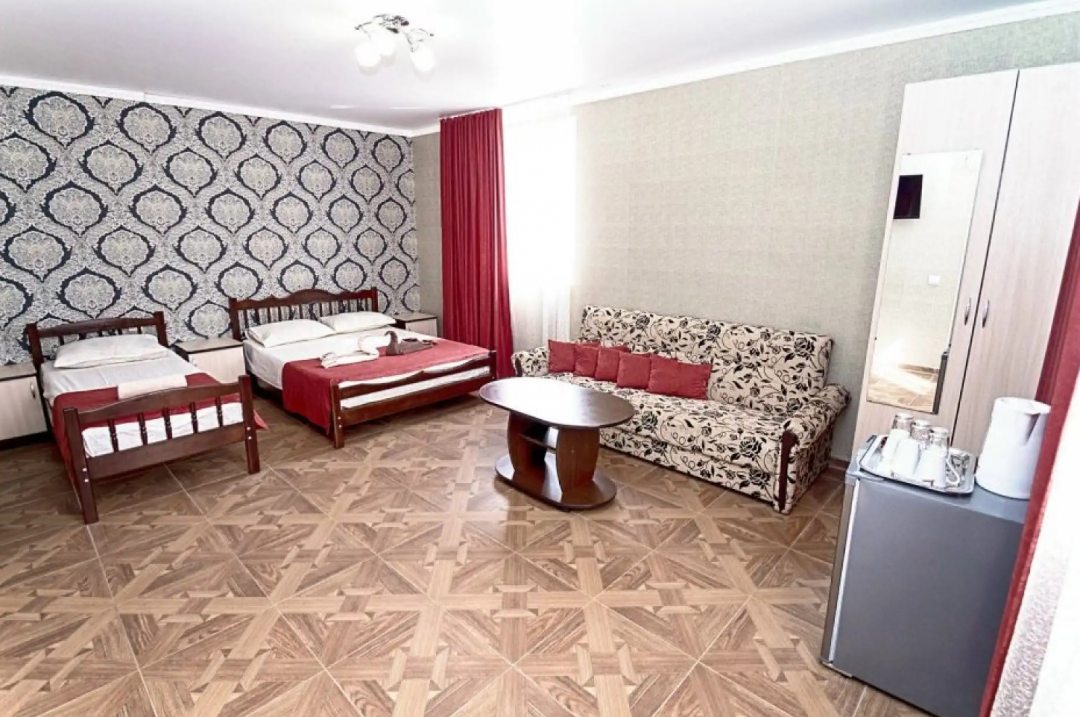 Семиместный (Большая двуспальная кровать, две односпальные кровати, диван-кровать, диван) отеля Релакс, Геленджик