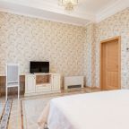 Апартаменты (Апартаменты Элит 3-х комн. 130 м с кухней с террасой от 2-х до 6-ти мест (2 этаж)), Бутик-Отель Демфил