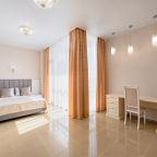 Апартаменты (Апартаменты Элит 3-х комн. 130 м с кухней с балконом от 2-х до 6-ти мест (3-4 этажи)), Бутик-Отель Демфил