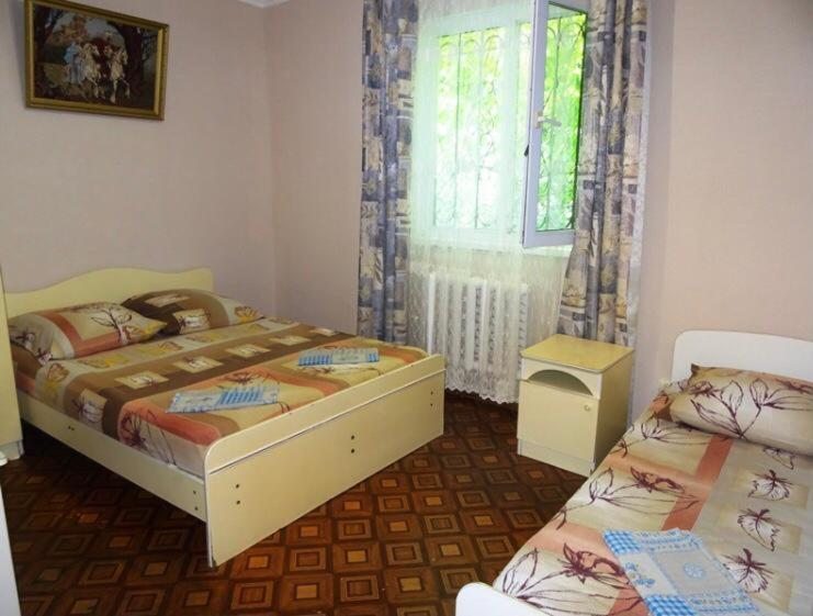Трехместный (Трехместный номер с общей ванной комнатой) гостевого дома Берег, Лазаревское