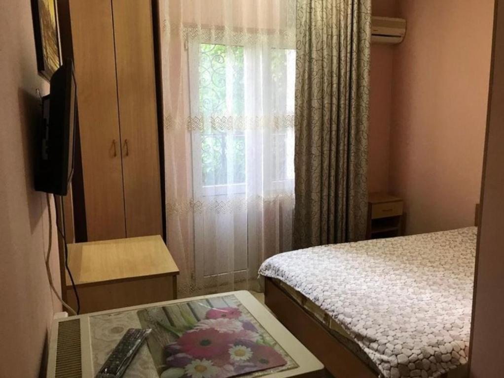Двухместный (Двухместный номер с 1 кроватью (для 1 взрослого и 1 ребенка)) гостевого дома Снежанна, Лазаревское