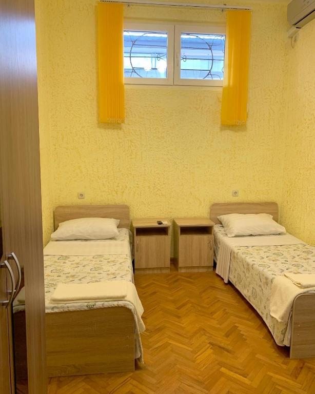 Двухместный (Двухместный номер с 2 отдельными кроватями и общей ванной комнатой) гостевого дома Юг, Лазаревское