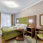Кровати, шкафы, столы, стулья, зеркала, кресла, диваны