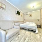 Кровати, шкафы, столы, стулья, зеркала, кресла, диваны