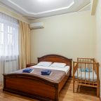 Двухспальная кровать, детская кроватка переносится