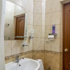 Полулюкс (Двухкомнатный с двуспальной кроватью и диваном на 1 этаже), Гостиница Ника