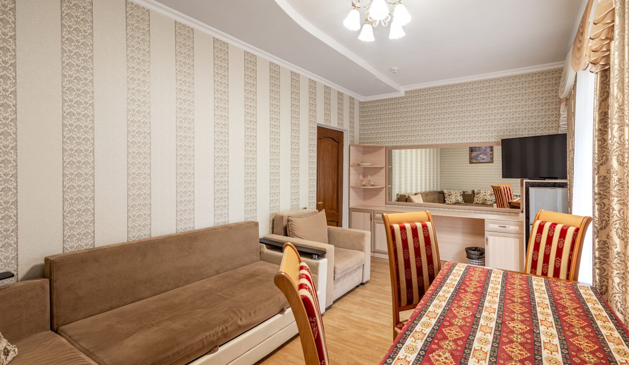 Люкс (С 2-мя спальнями и балконом на сосны), Гостиница Ника