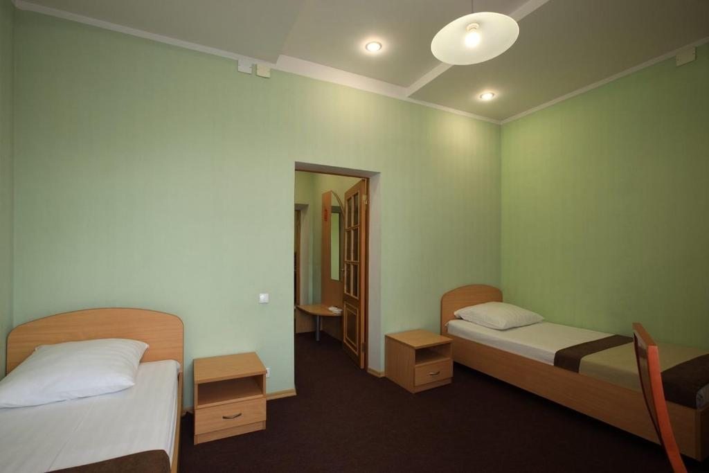 Двухместный (Двухместный номер с 2 отдельными кроватями и балконом) гостиницы Изумрудный лес, Жирновск