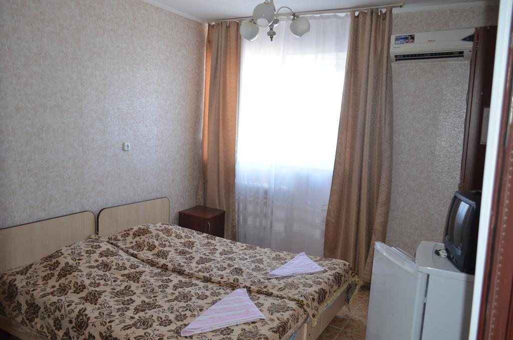 Двухместный (Двухместный номер с 2 отдельными кроватями и дополнительной кроватью) гостевого дома Оскар, Анапа
