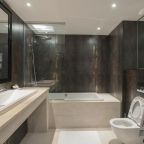 Ванная комната в номере отеля Grand Palacio, Москва