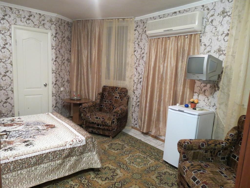 Двухместный (Двухместный номер с 1 двуспальной кроватью и дополнительной кроватью) гостевого дома Островок на Новороссийской, Анапа