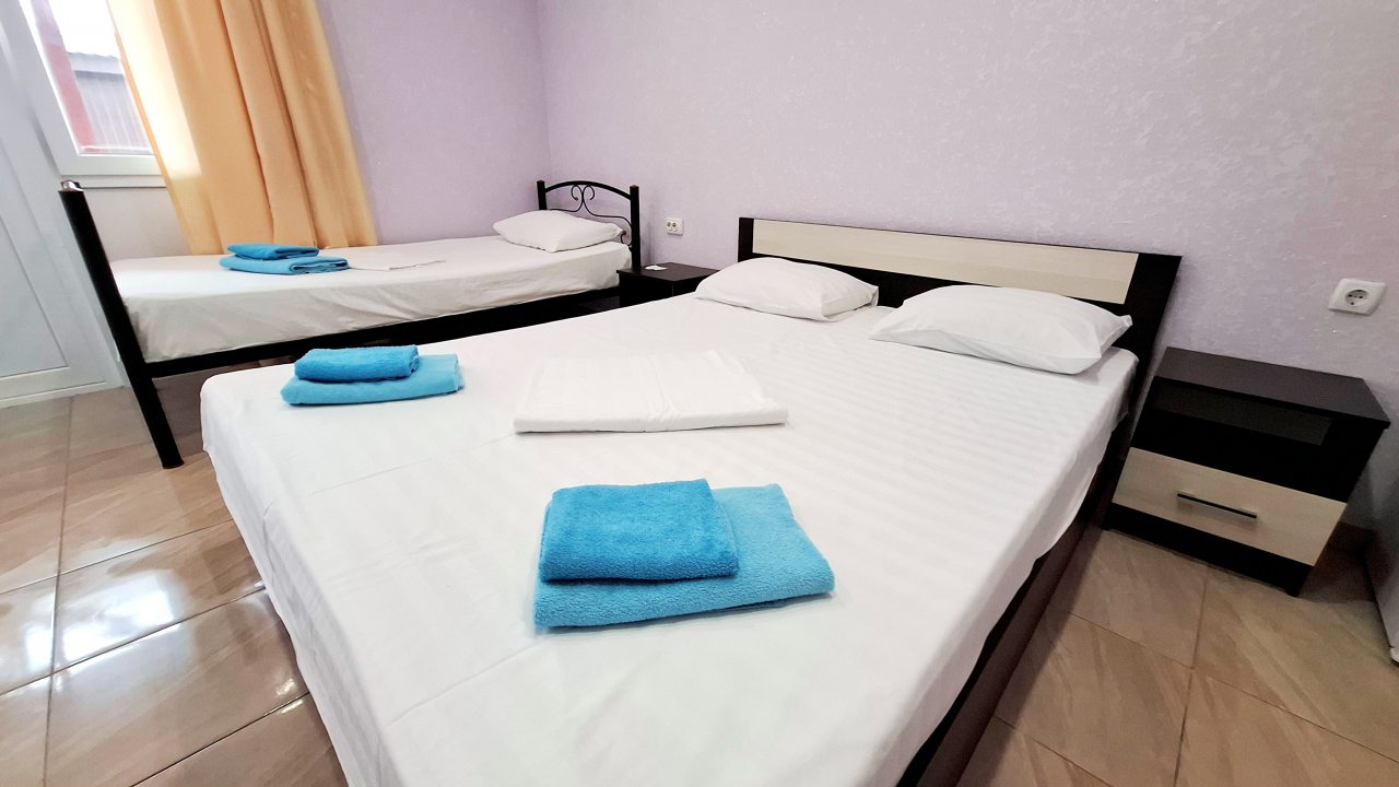 Трехместный номер с отдельным входом и небольшой террасой