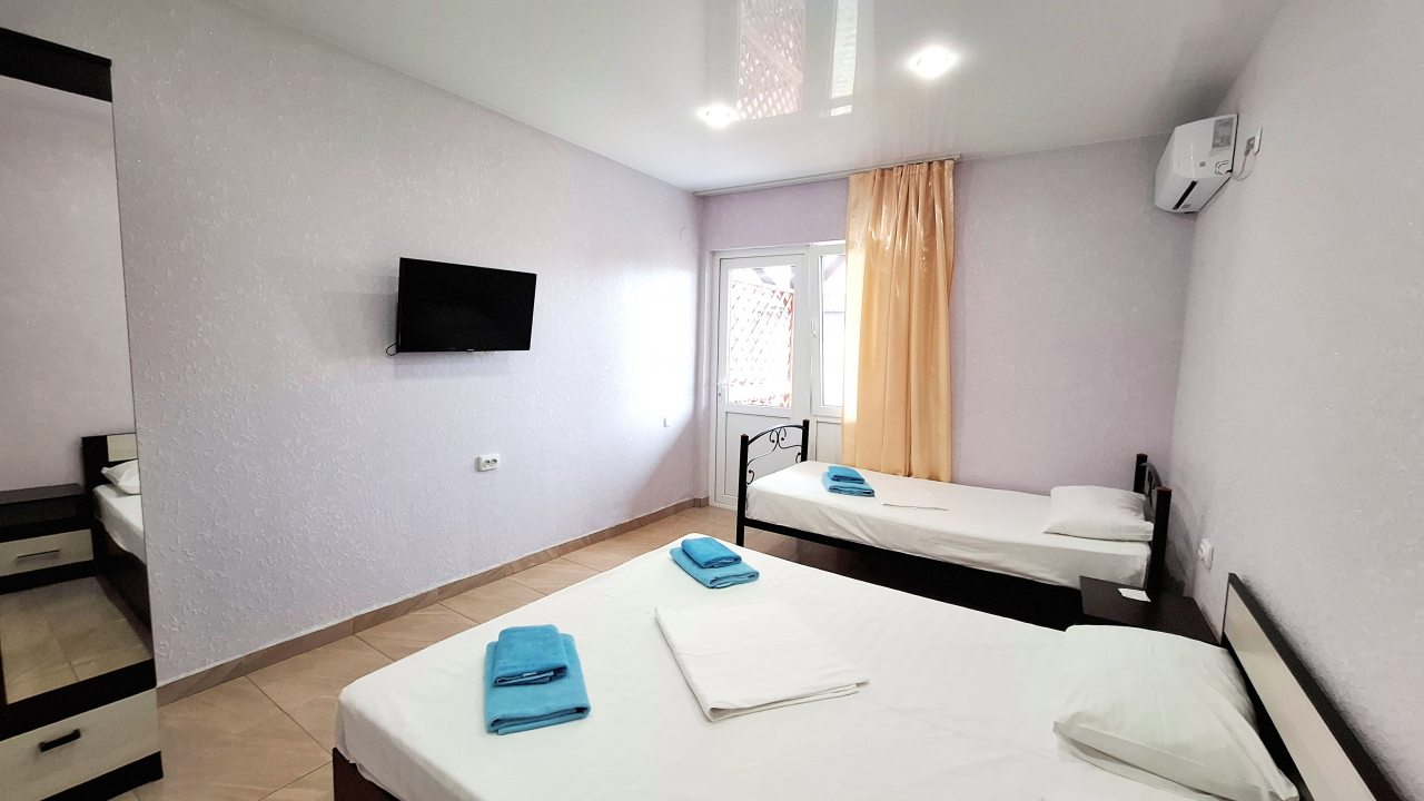 Трехместный номер с отдельным входом и небольшой террасой