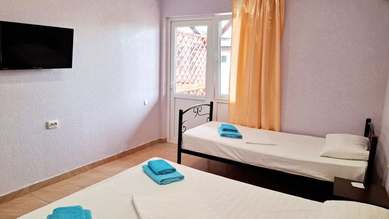 Трехместный номер с отдельным входом и небольшой террасой