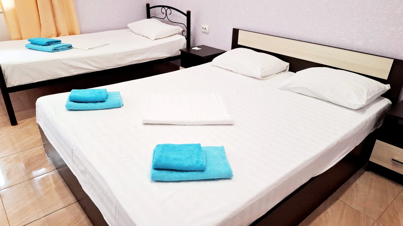 Трехместный номер с отдельным входом и небольшой террасой