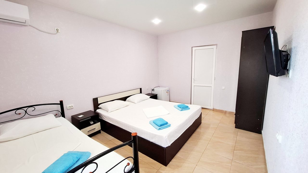 Трехместный номер с отдельным входом и небольшой террасой