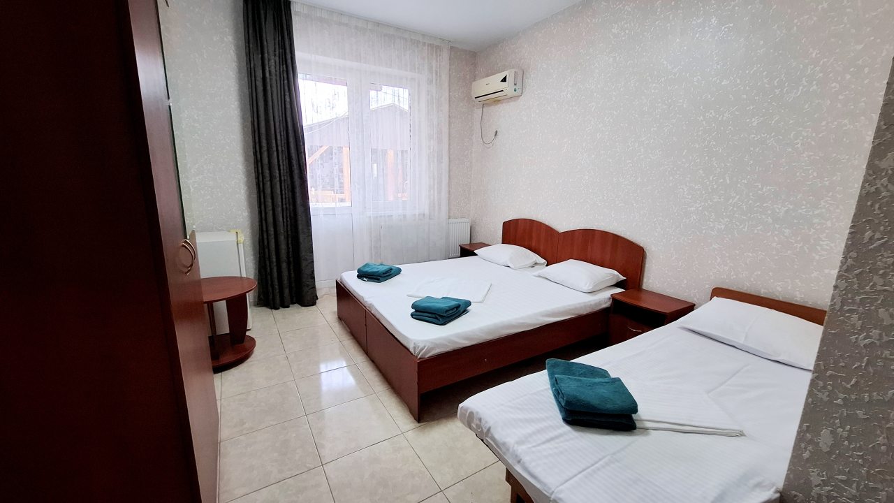 Небольшой уютный четырехместный номер с террасой