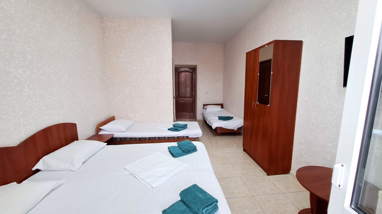 Небольшой уютный четырехместный номер с террасой