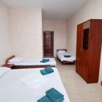 Небольшой уютный четырехместный номер с террасой