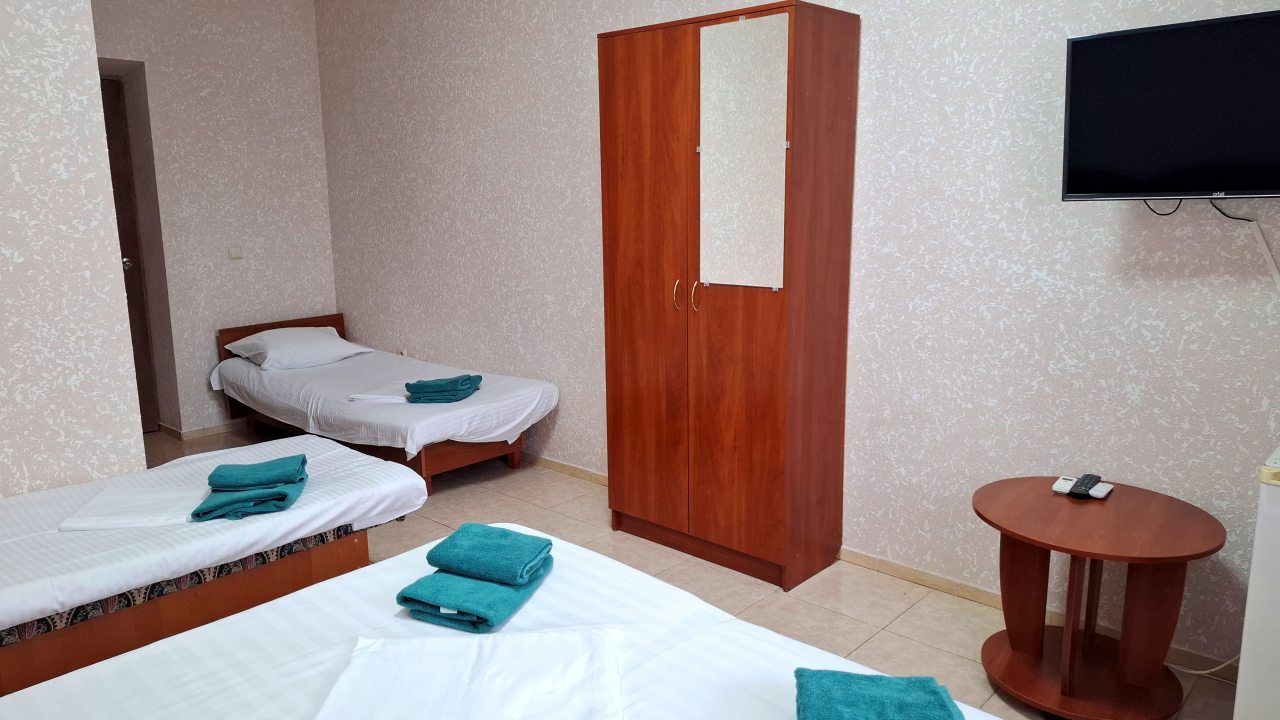 Небольшой уютный четырехместный номер с террасой