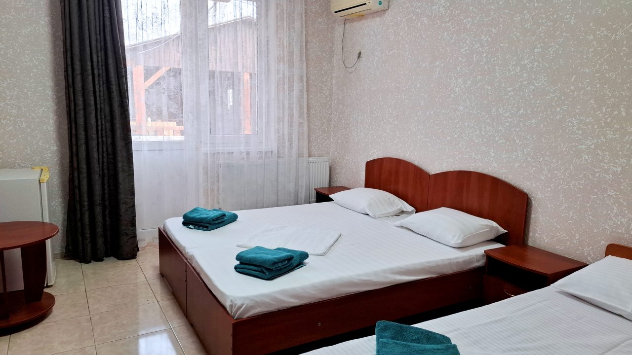 Небольшой уютный четырехместный номер с террасой